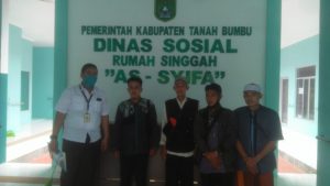 JALANKAN SPM, DINSOS TANAH BUMBU BERIKAN PEMBINAAN TERHADAP GEPENG DI LAMPU MERAH