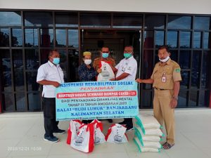 PENYANDANG DISABILITAS MENTAL TERIMA BANTUAN SOSIAL KEMANUSIAAN COVID-19