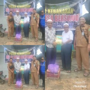 MENYERAHKAN BANTUAN LOGISTIK KEPADA KORBAN BENCANA KEBAKARAN