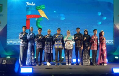 Aksi Inovasi Tanbu 2026, Tenun Pagatan Tampil Elegan di Fashion Show Dekranasda Tanah Bumbu