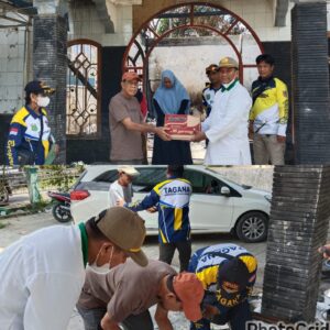 MELAKSANAKAN PENYALURAN BANTUAN SOSIAL KORBAN KEBAKARAN DI KECAMATAN SATUI