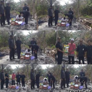 PENYERAHAN BANTUAN UNTUK KORBAN KEBAKARAN DI DESA MEKAR SARI
