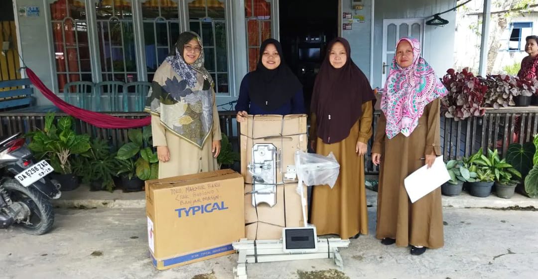 PENYERAHAN BANTUAN BERUPA MESIN JAHIT