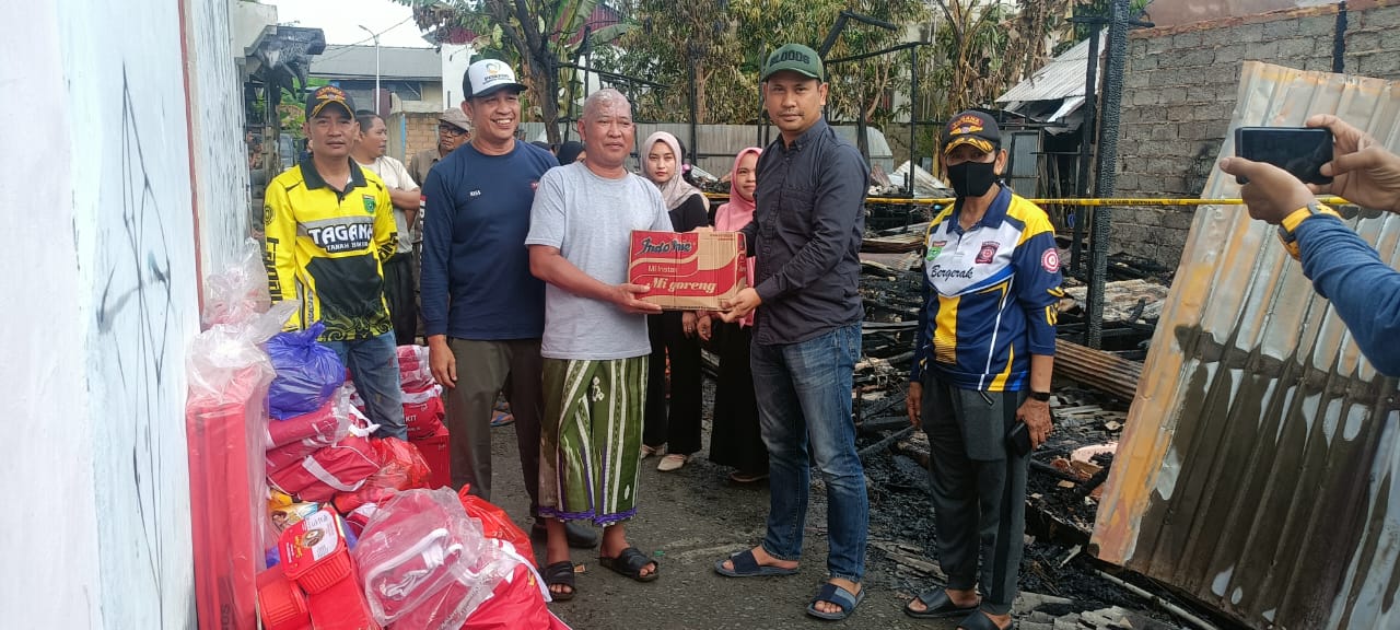 Penyerahan bantuan korban bencana kebakaran