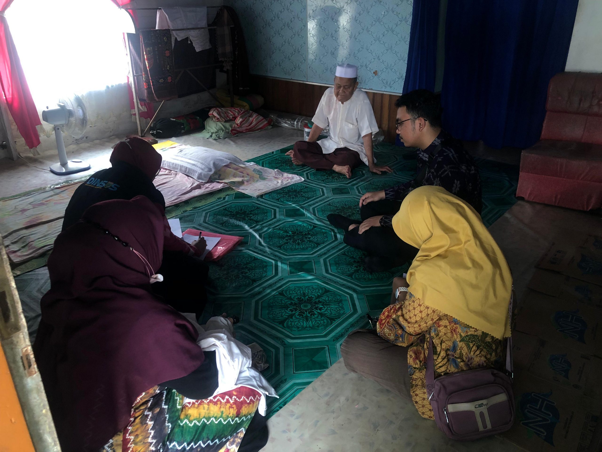 Melaksanakan verifikasi validasi calon penerima bantuan sosial permakanan di  Desa Bersujud