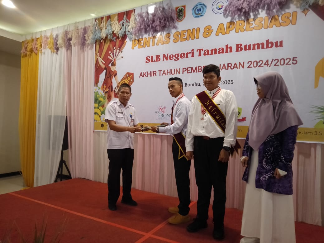 Dinas Sosial Tanah Bumbu Hadiri Pentas Seni dan Apresiasi SLB Negeri Tanah Bumbu Akhir Tahun Pelajaran 2024/2025