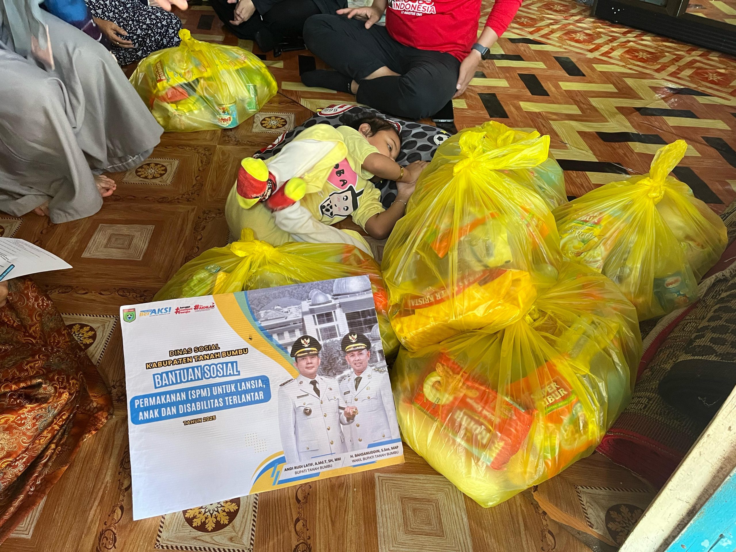 Dinas Sosial Salurkan Bansos Permakanan untuk Lansia dan Disabilitas Terlantar di Kusan Hilir