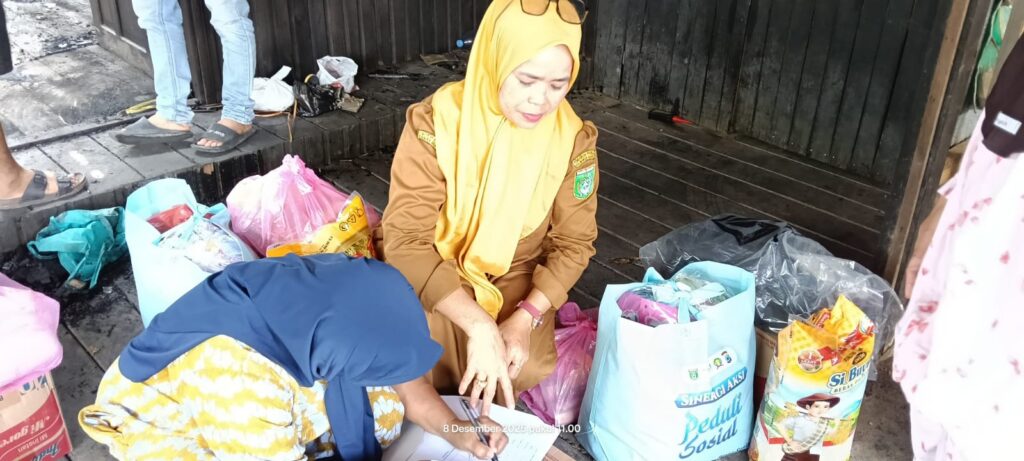 Penyerahan Bantuan Sosial untuk Korban Kebakaran di Kelurahan Kampung Baru