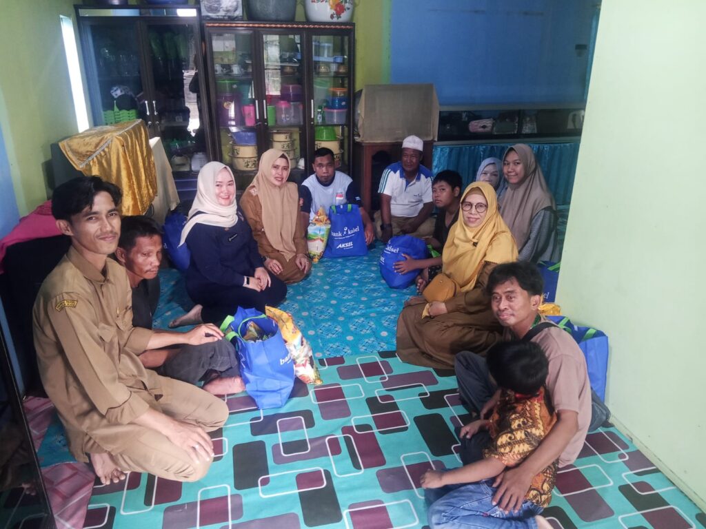 Pendampingan Ibu PKK dan Bank Kalsel dalam Penyerahan Sembako di Kecamatan Batulicin