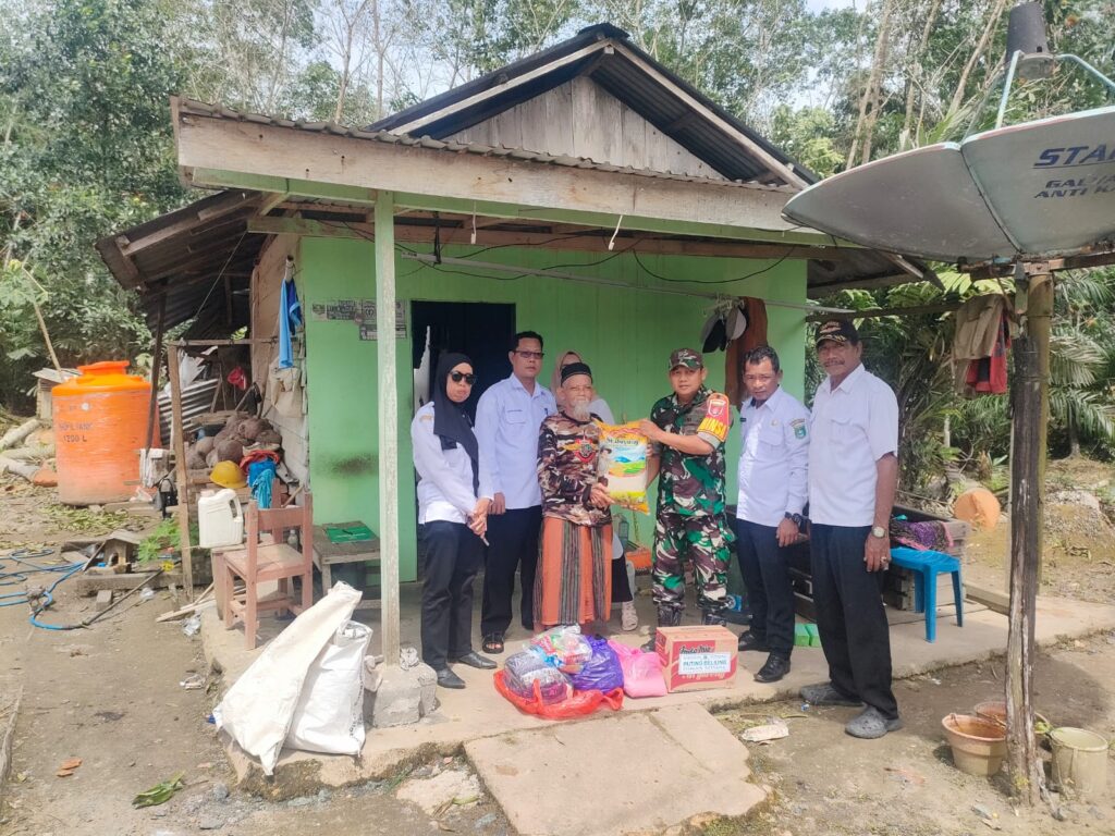 Dinsos Tanah Bumbu Salurkan Bantuan Kebutuhan Dasar bagi Warga Desa Manunggal Terdampak Angin Kencang