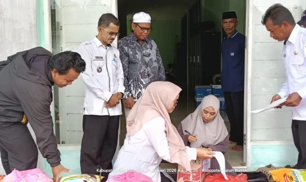 Bantuan Kebutuhan Dasar Disalurkan kepada 12 KK Terdampak Puting Beliung di Desa Segumbang