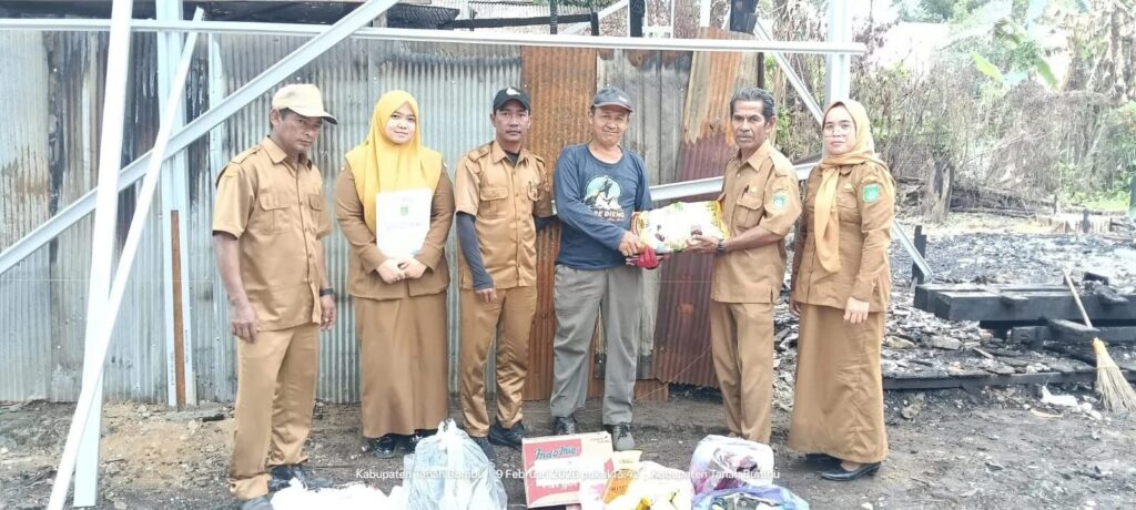 Dinsos Tanah Bumbu Salurkan Bantuan bagi Korban Kebakaran di Desa Sumber Arum dan Desa Sinar Bulan